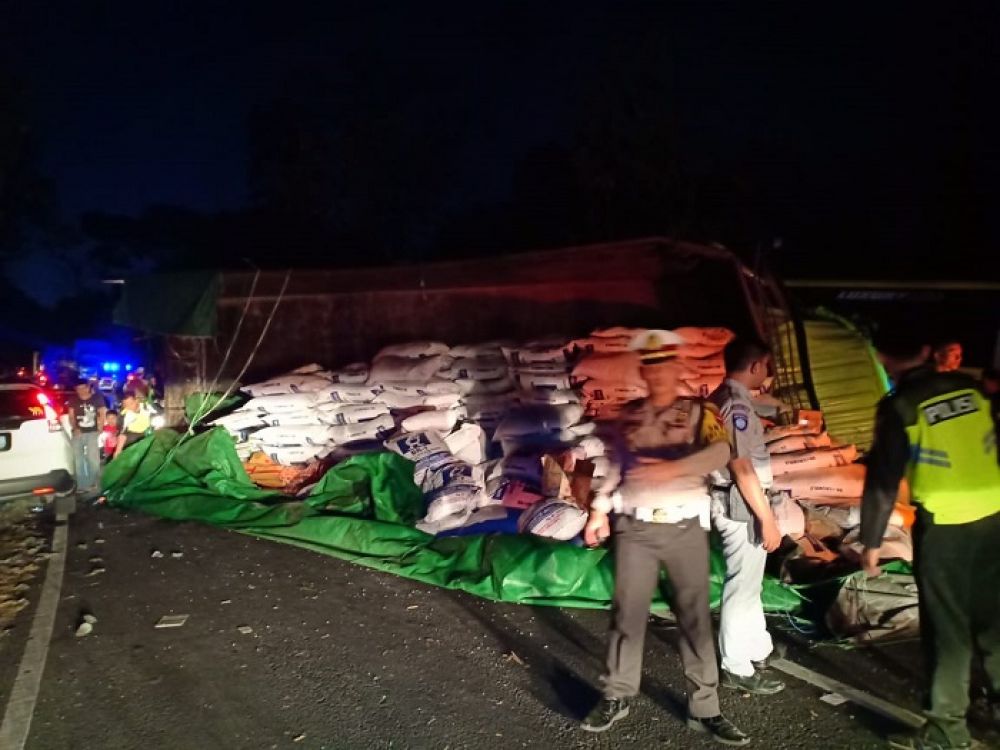 Begini Dramatisnya Kecelakaan Beruntun 6 Kendaraan di Situbondo