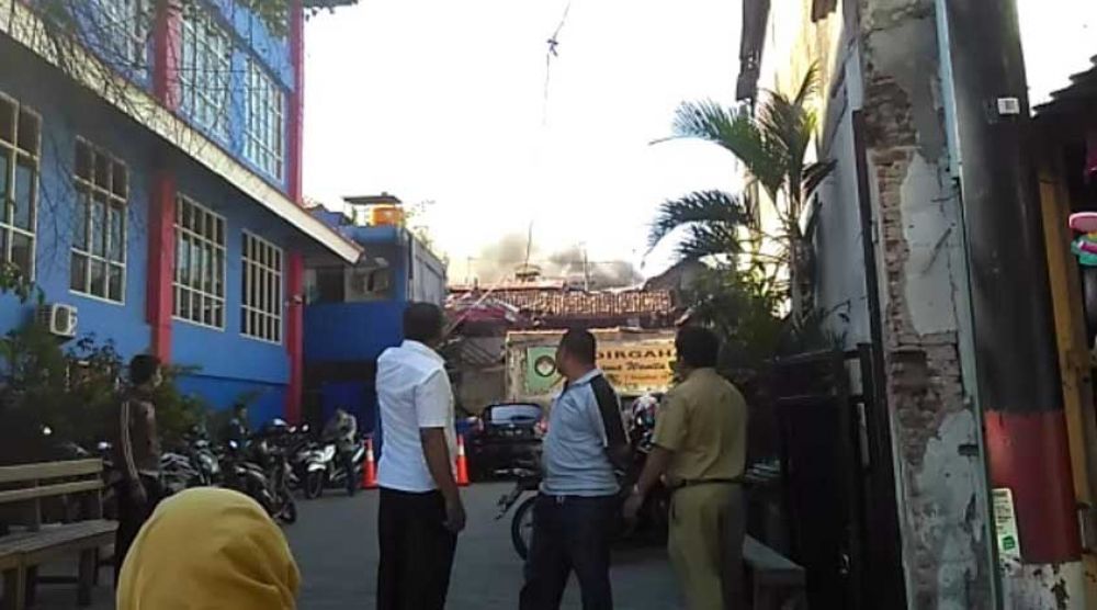 Kebakaran di dekat kantor PMK Pasar Turi