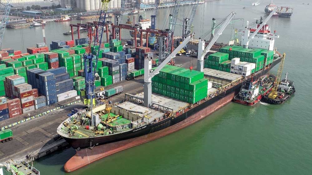 Kapal kargo SPIL layani Indonesia Timur