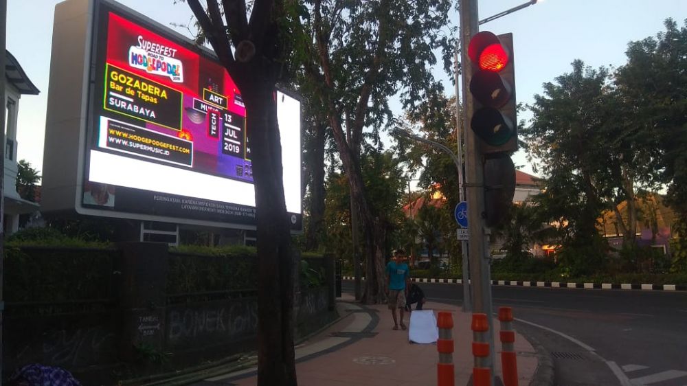 Dicopot, Baliho Ketum HIPMI Jatim Tak Lagi Halangi Pejalan Kaki