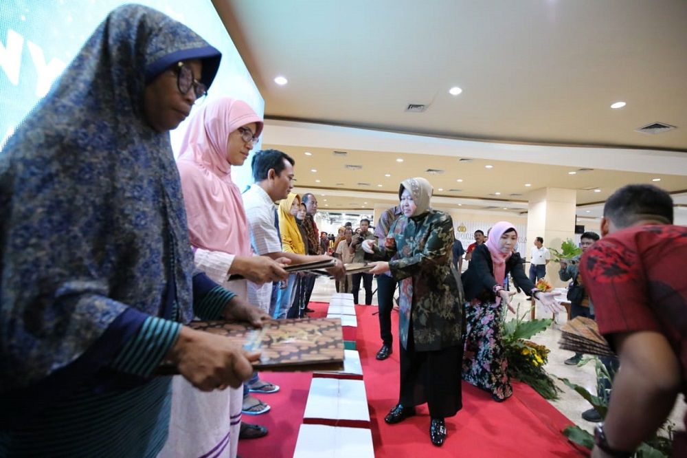 Penyerahan bantuan bagi korban kebakaran oleh Wali Kota Risma