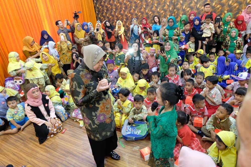 Wali Kota Surabaya Tri Rismaharini berbincang dengan anak-anak peserta didik TK dalam sebuah kesempatan