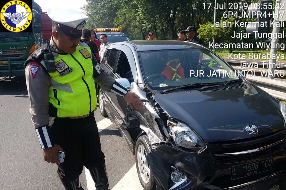Toyota Agya alami kecelakaan di Tol Waru
