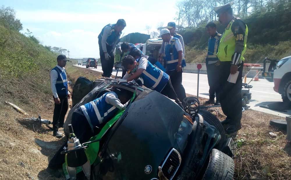 Sedan BMW terguling di parit Tol Nganjuk-Madiun