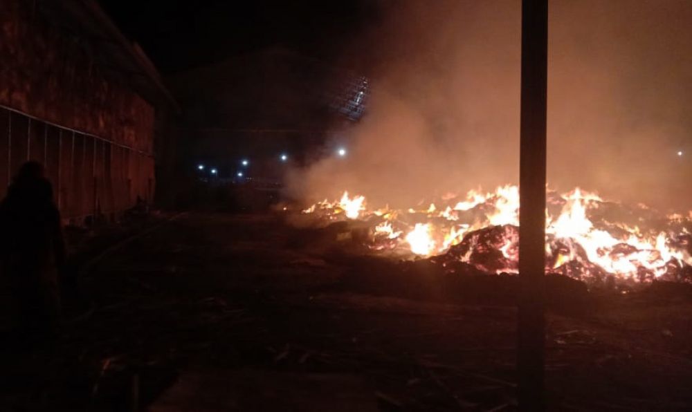 Kebakaran pabrik kayu di Probolinggo