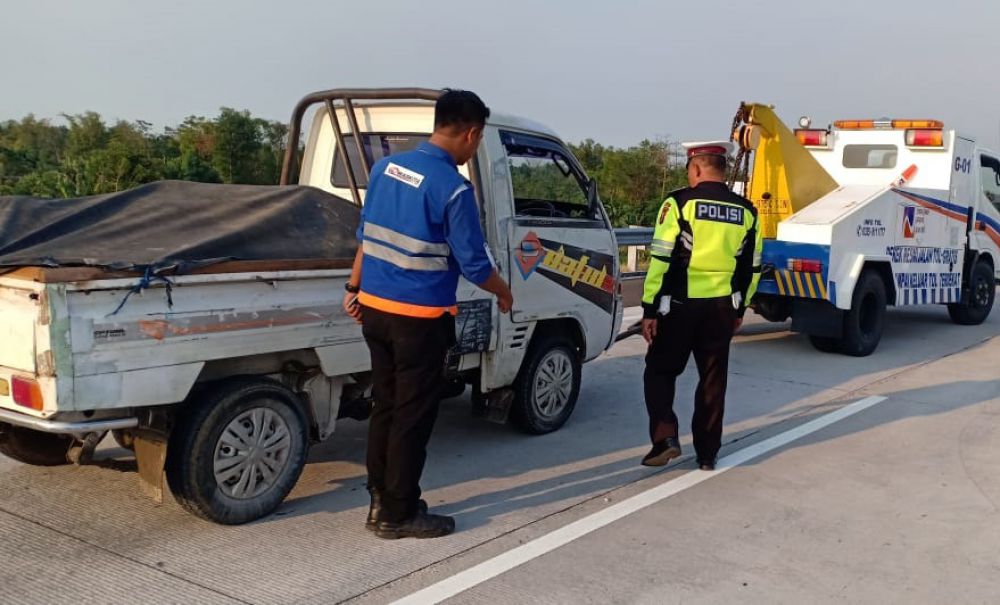 Mobil pikap tabrak guardrail di Tol Pasuruan