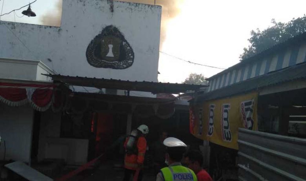 Asrama Polisi Tandes terbakar