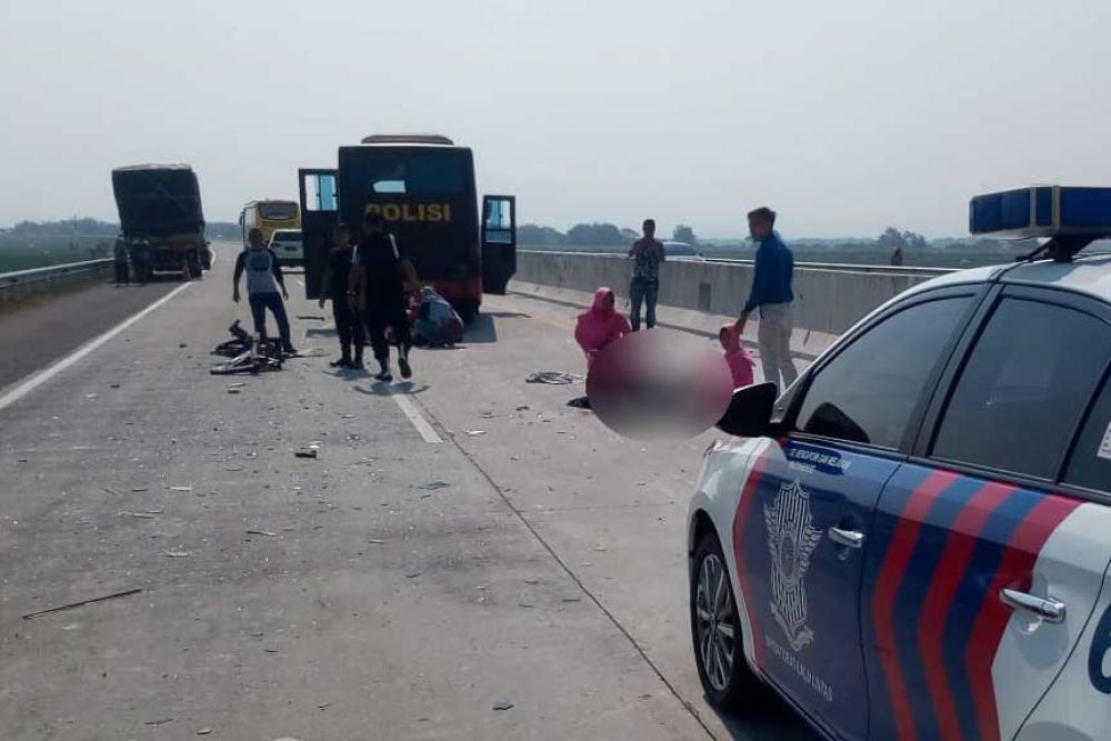 Bus Polisi menabrak truk di Tol Nganjuk