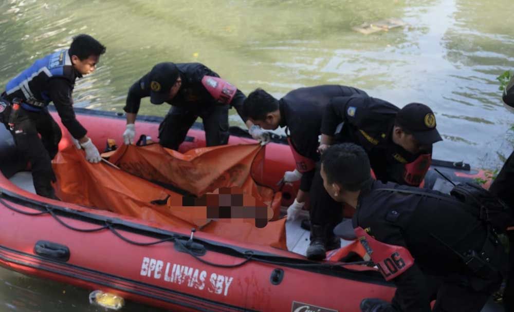 Jenazah dievakuasi dengan perahu karet oleh BPB-Linmas Surabaya