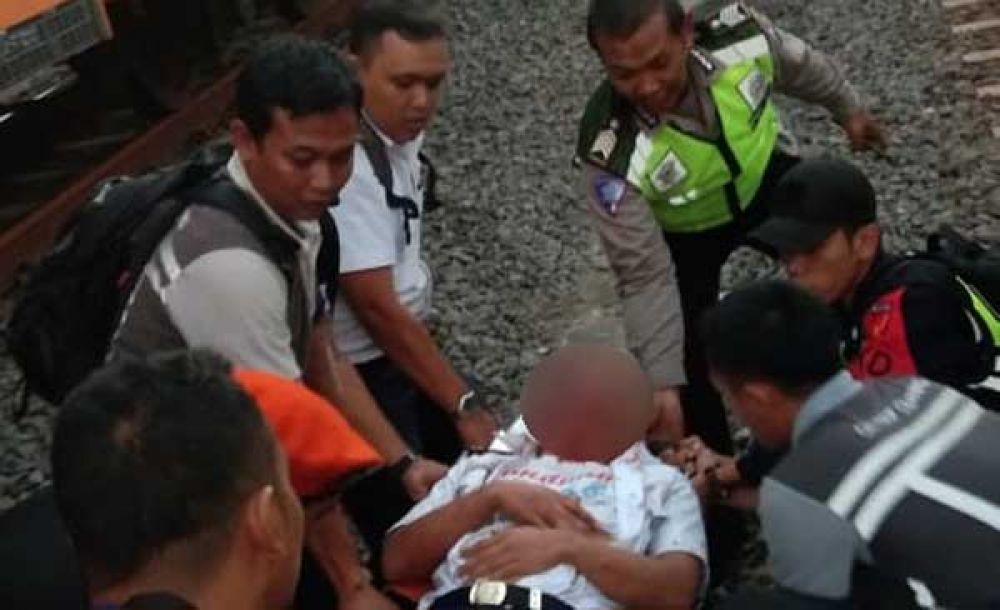 Petugas evakuasi korban kecelakaan