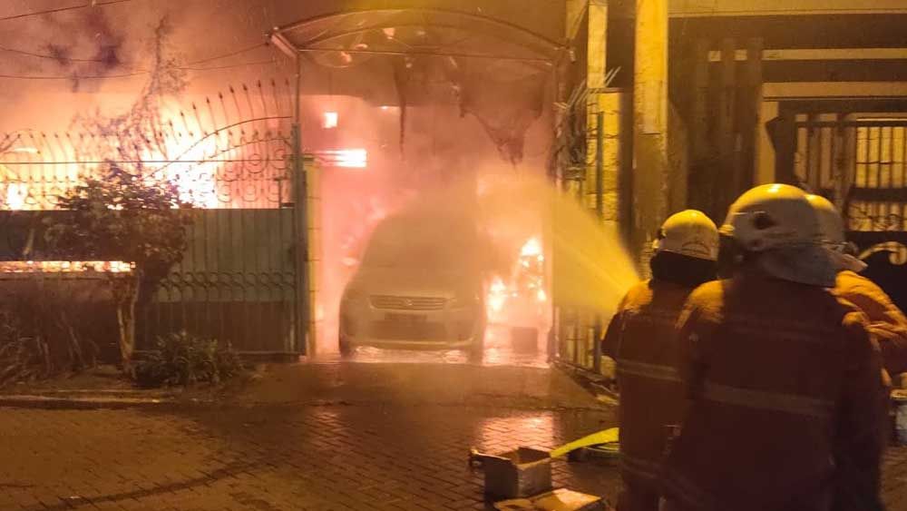 Petugas padamkan api yang membakar rumah di Sutorejo Surabaya