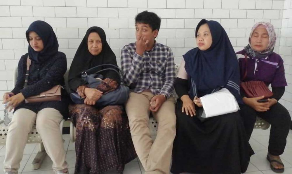 Keluarga korban di kamar jenazah RSU dr Soetomo