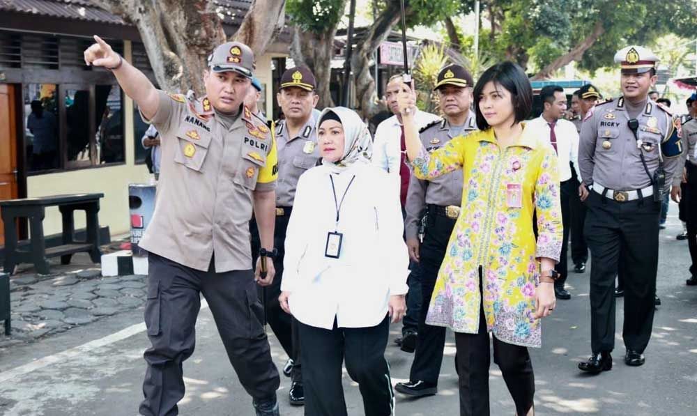 Deputi Pelayanan Publik Kemenpan RB, Prof Dr Diah Natalisa dan Kapolres Tuban,  AKBP Nanang Haryono