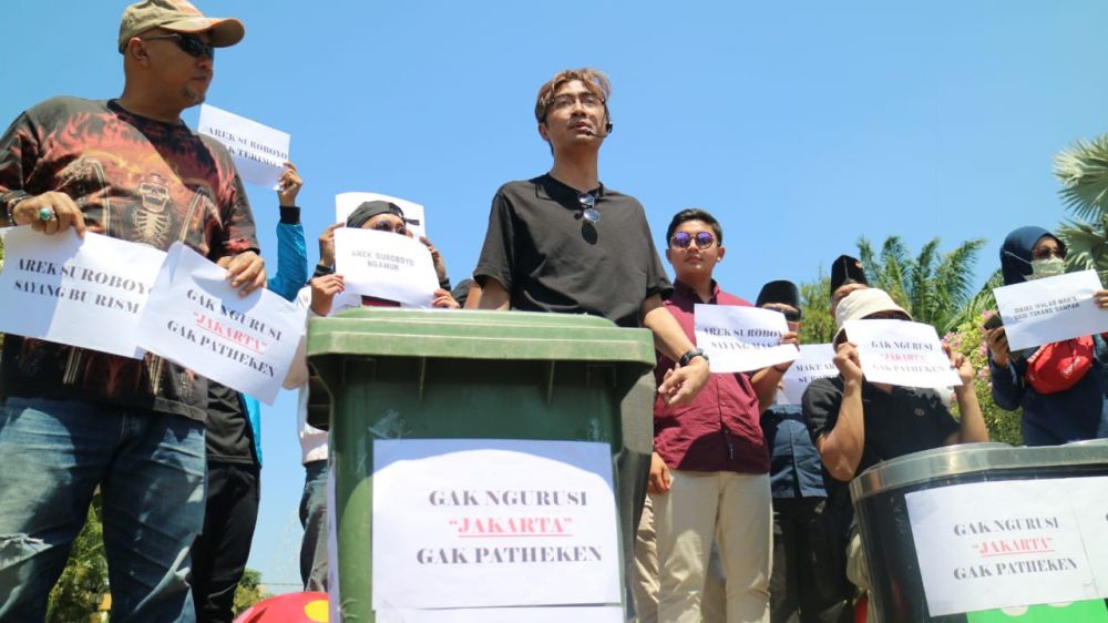 Massa dari Forum Pemuda Surabaya (FPS) menggelar aksi tuntut Marco meminta maaf