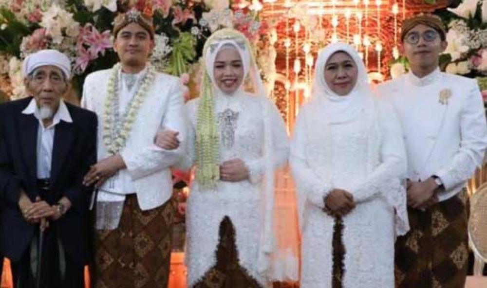 Mbah Moen datang ke pernikahan putri pertama Khofifah