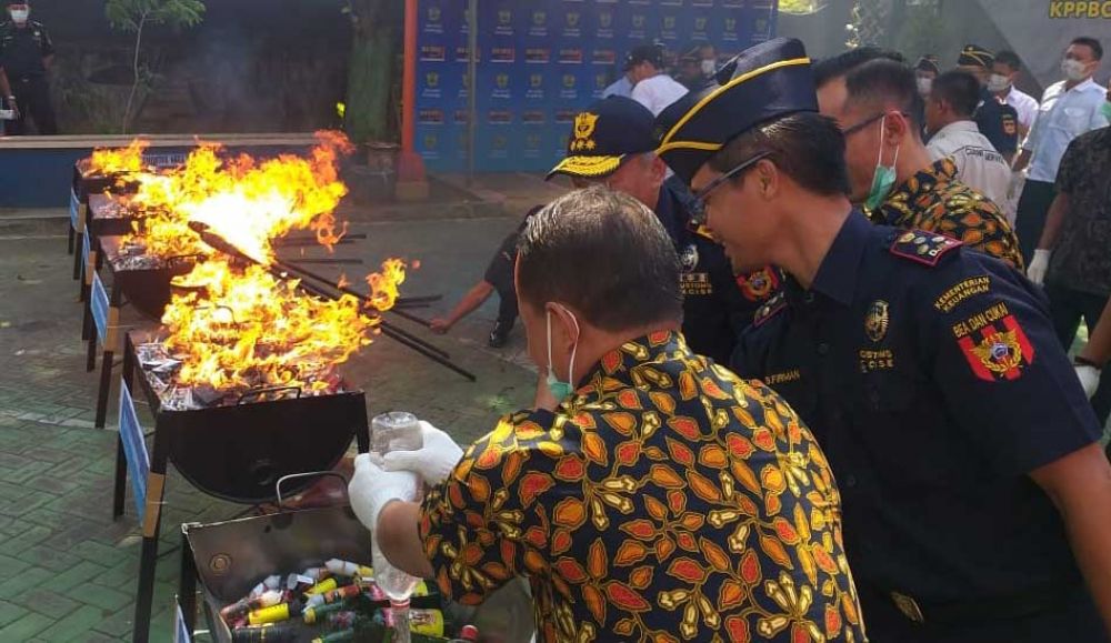 Ribuan Rokok, Miras dan Vape Ilegal di Probolinggo Dimusnahkan