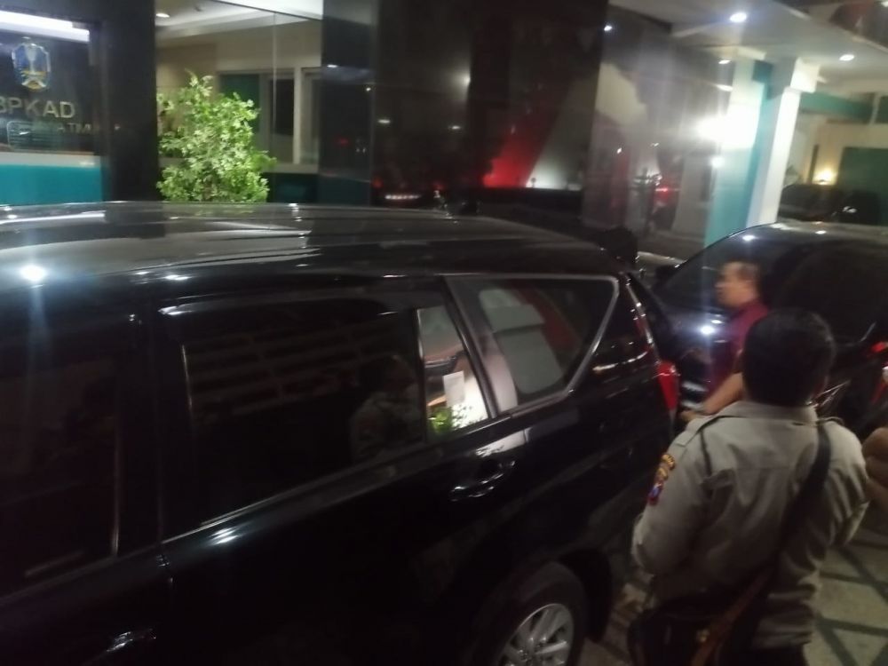 KPK bawa koper dan tas setelah geledah BPKAD Jatim