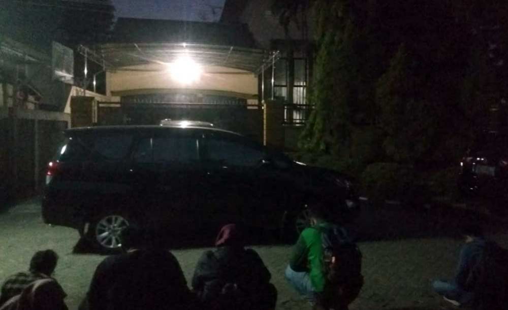 Rumah Karsali di Sakura Regency, Ketintang, Surabaya