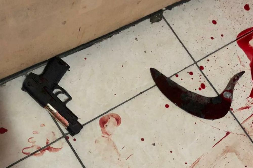 Barang bukti yang diamankan dari pelaku penyerangan Polsek Wonokromo