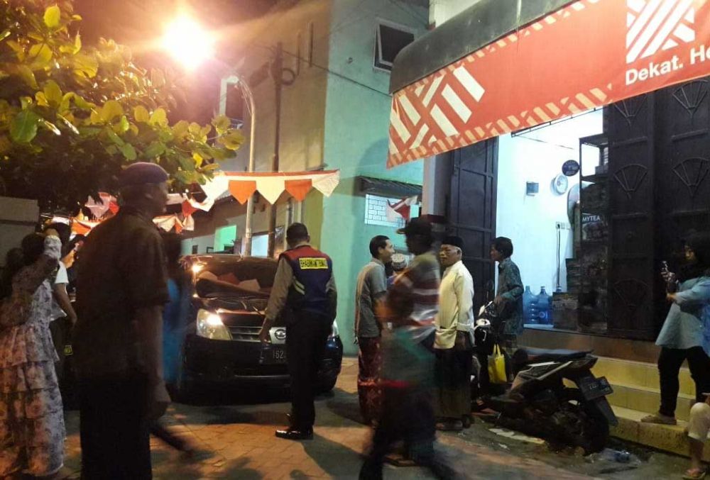 Polisi menggeldah rumah kos pelaku penyerangan Polsek Wonokromo