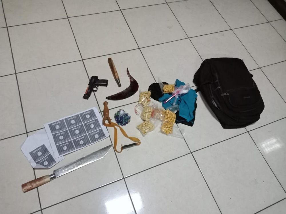 Barang yang dibawa pelaku saat menyerang Polsek Wonokromo