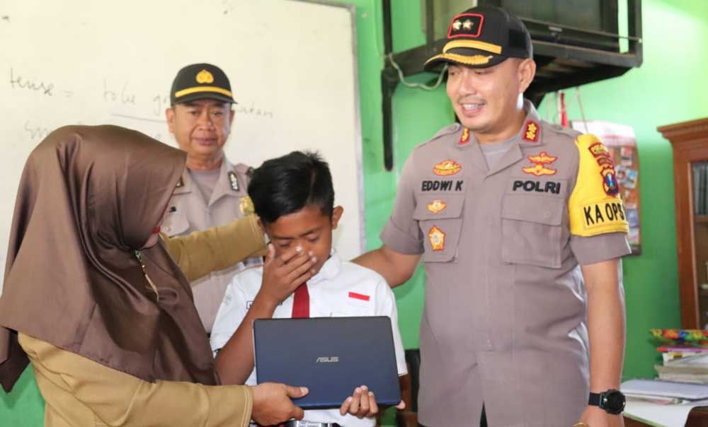 Penyerahan laptop oleh Kapolres Probolinggo kepada pelajar penyelamat bendera