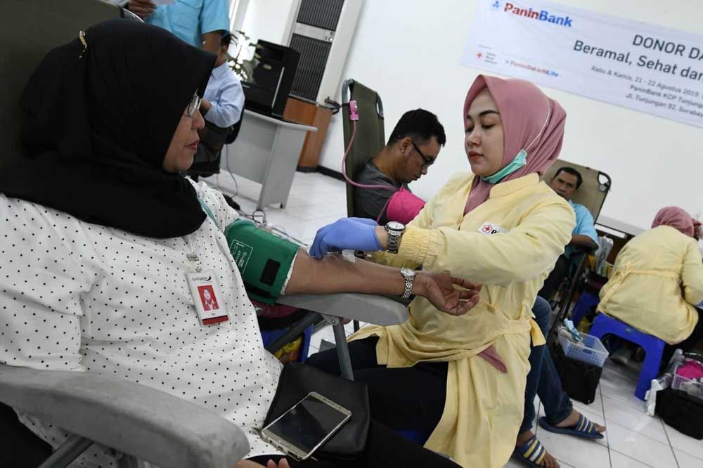 Pendonor yang diambil darahnya oleh petugas PMI Surabaya