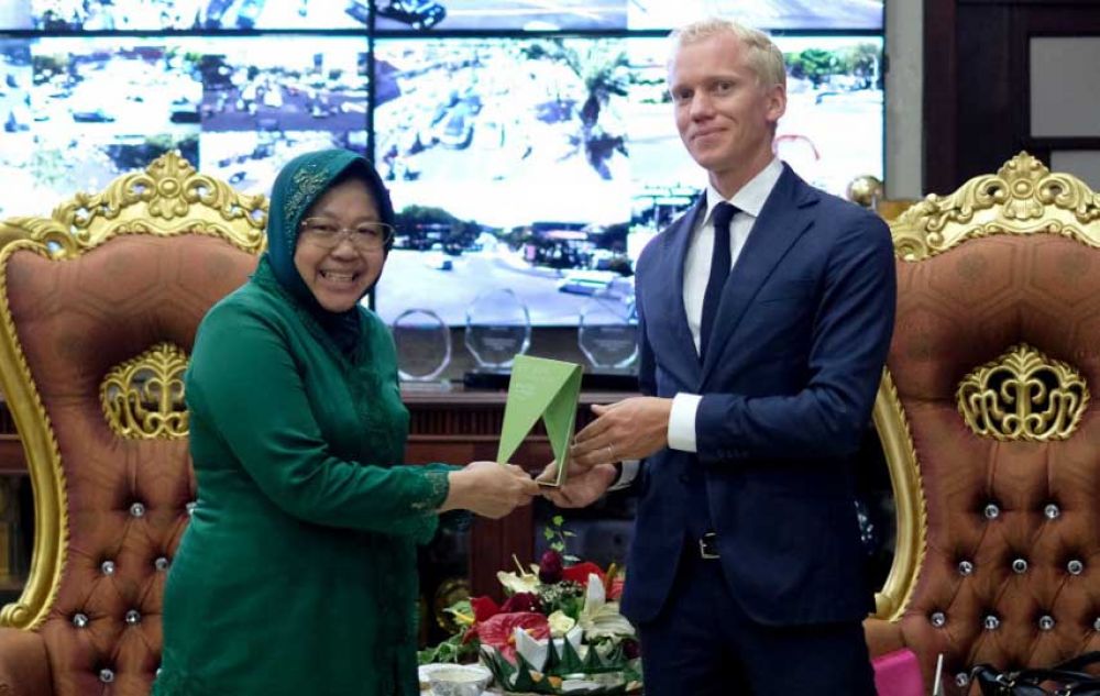 Johan Wilhelmsson Management Advisor EF Education First menyerahkan trofi 'Best City' dari EF EPI Best Awards pada Tri Rismaharini