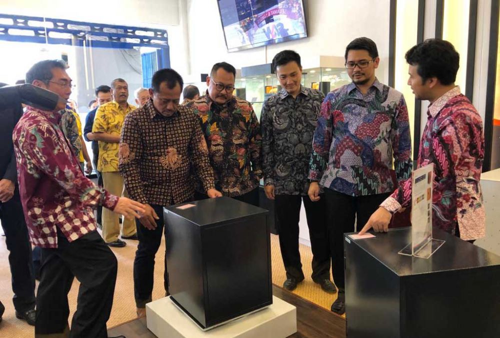 Wagub Emil melihat produk yang dijual di Indosan Berkat Bersama
