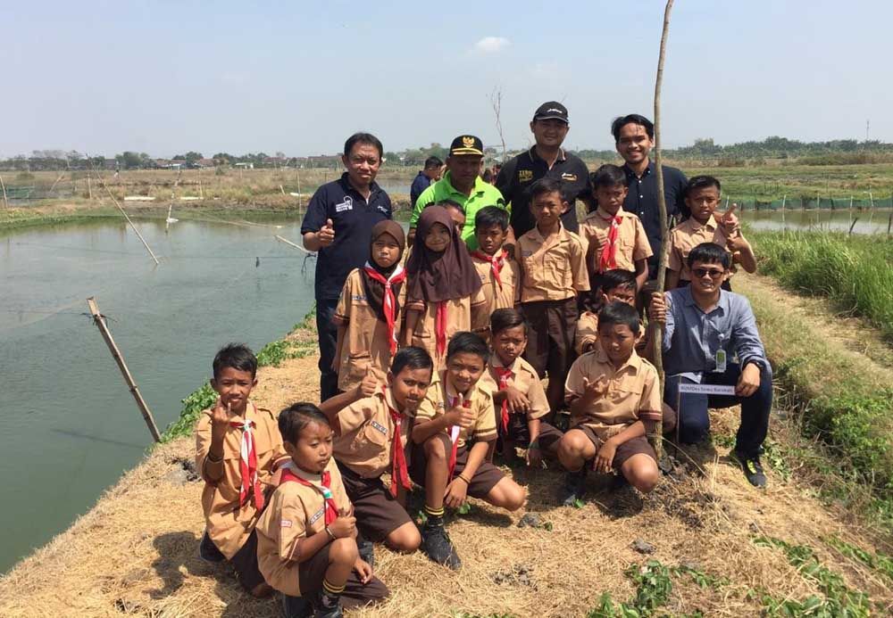 Tanam Trembesi, Pertagas Ajak Kampung Ikan Asap Peduli Lingkungan
