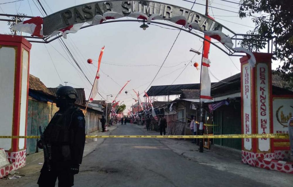Densus berjaga di depan Pasar Sumur Tiban tempat istri YT berjualan
