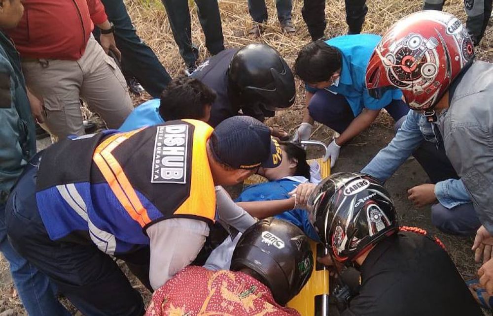 Seorang Pelajar di Surabaya Tersambar Kereta Api di Depan RSAL