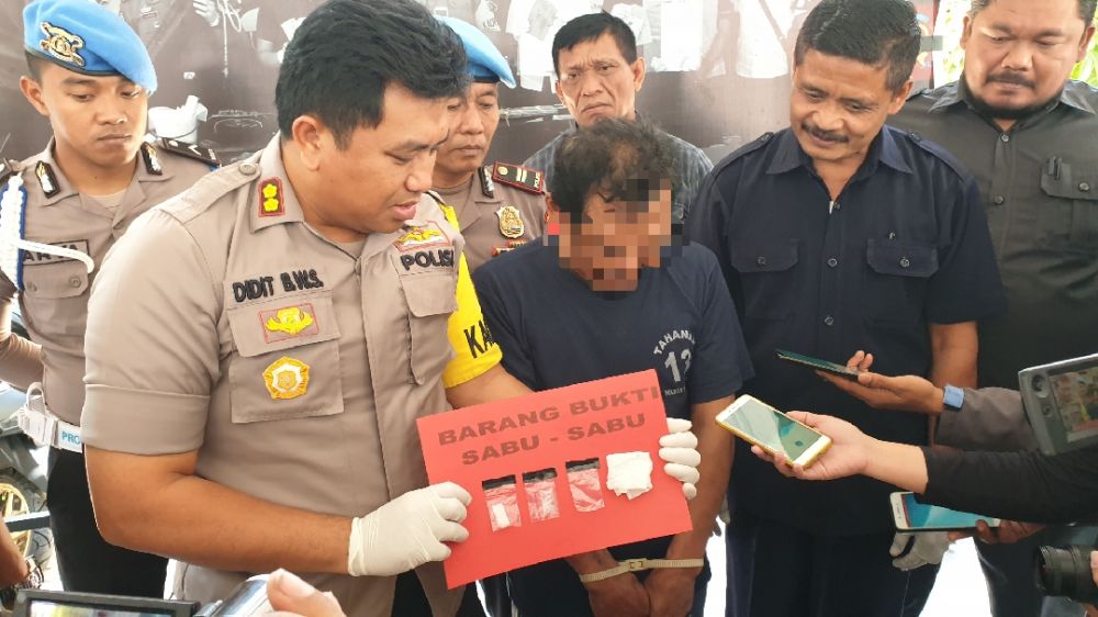 Kapolres Trenggalek, AKBP Didit Bambang Wibowo  dan tersangka pengedar sabu
