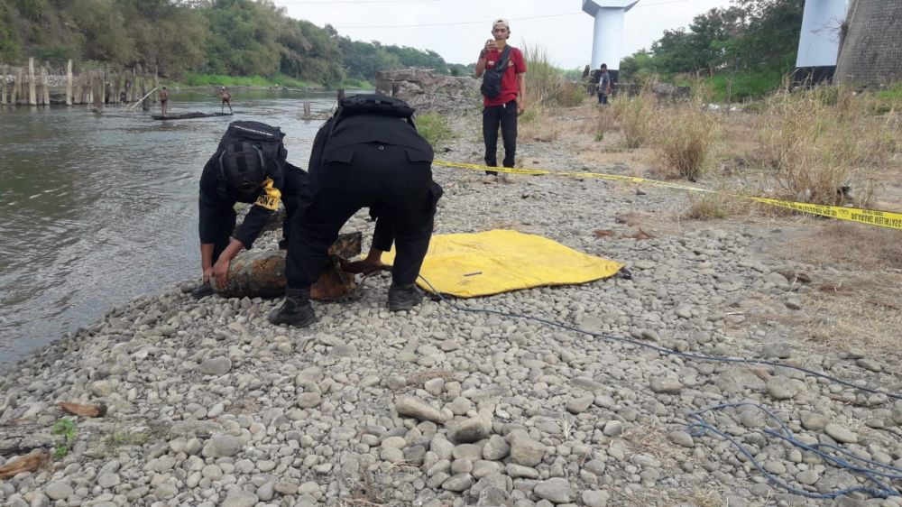 Tim Jihandak Brimob amankan mortir yang ditemukan di Sungai Brantas