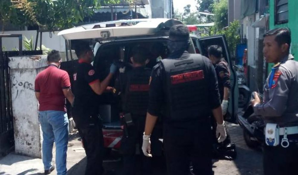 Petugas mengevakuasi jenazah