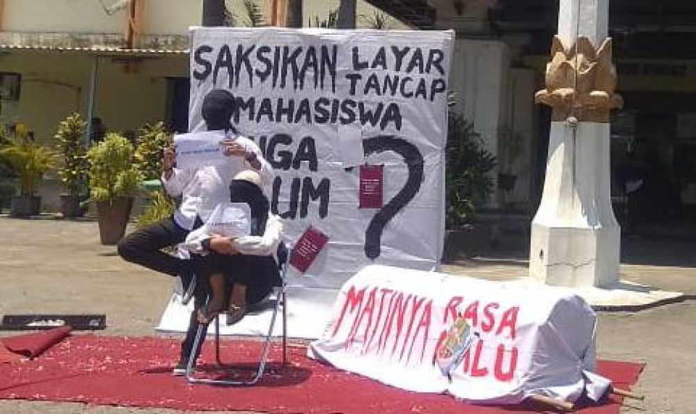 Aksi teatrikal mahasiswa Unitomo protes Wakil Rektor 4