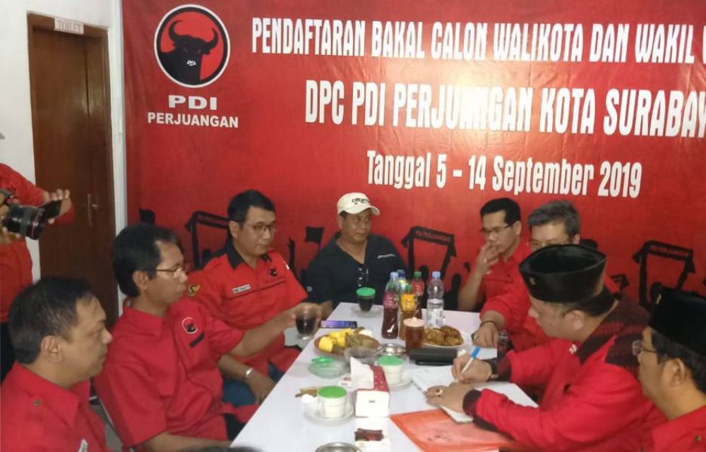 Wakil Wali Kota Surabaya, Whisnu Sakti Buana mengambil formulir pendaftaran di PDIP Surabaya
