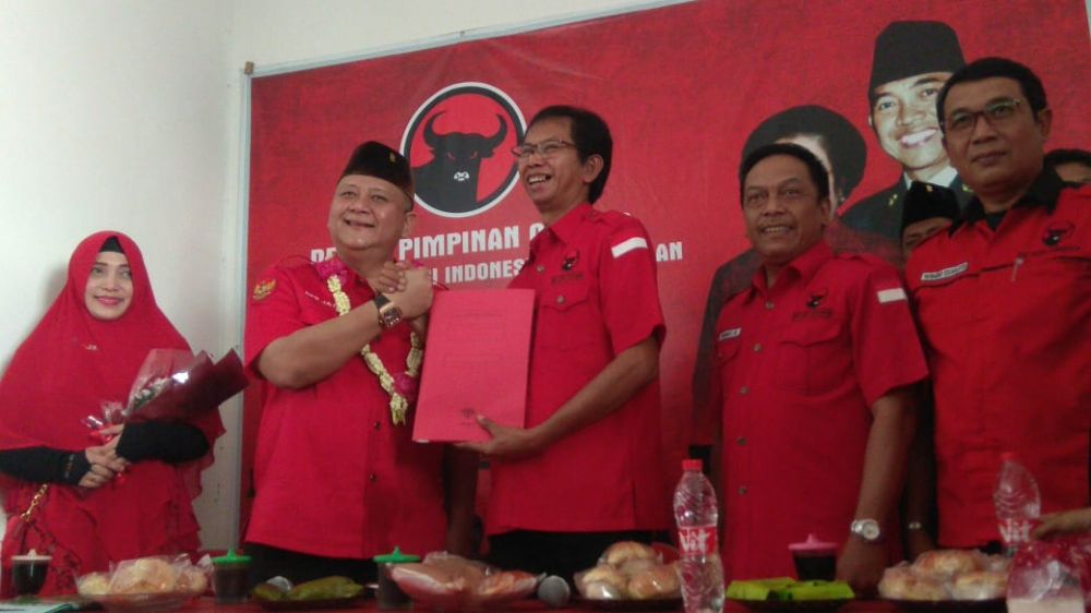 Formulir Whisnu Sakti Buana diterima Adi Sutarwijono/Foto: Tito