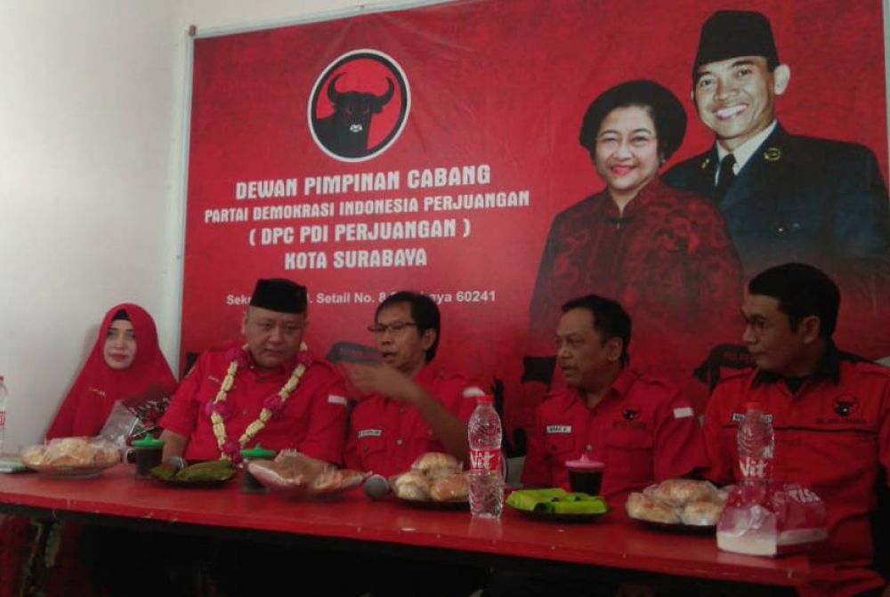 Whisnu Sakti Buana mengembalikan formulir pendaftaran bacawali ke PDI Perjuangan