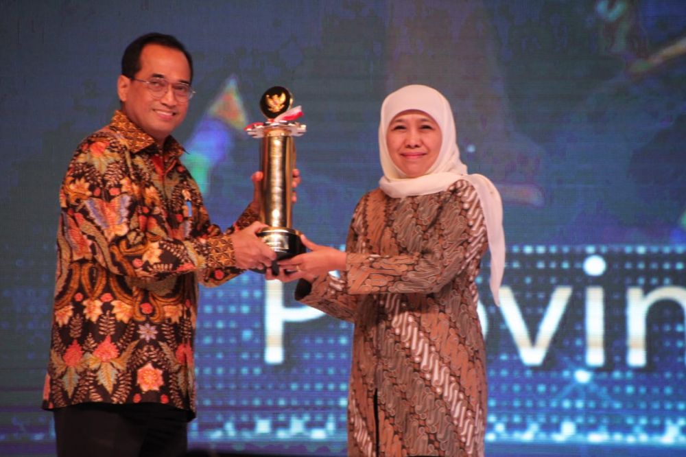 Penghargaan Wahana Tata Nugraha Wiratama yang diterima Gubernur Khofifah dari Menteri Perhubungan