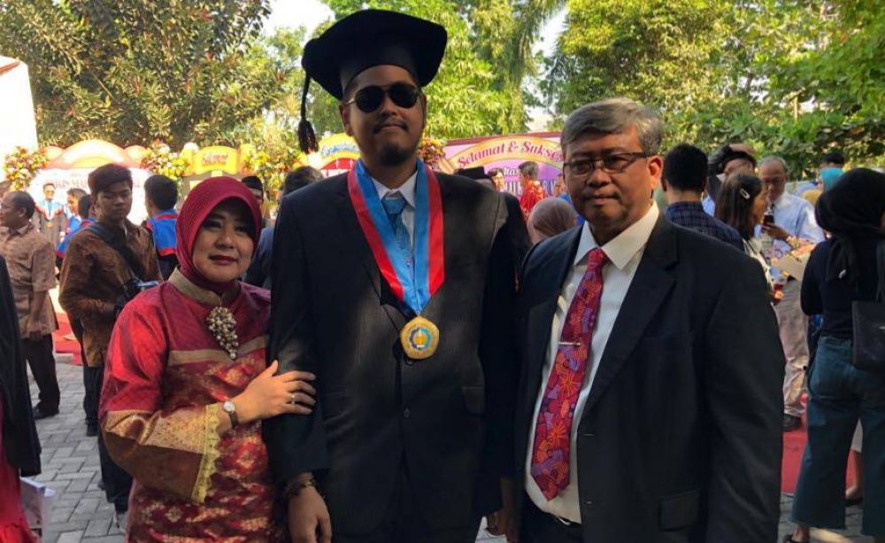 Wakil Jaksa Agung RI, Arminsyah saat menghadiri wisuda anaknya Arfiansyah di ITS (foto dokumen jatimnow.com)