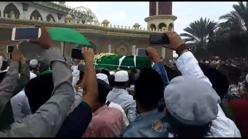 Jenazah KH Fuad Amin Disalatkan Ribuan Warga di Masjid Agung Bangkalan