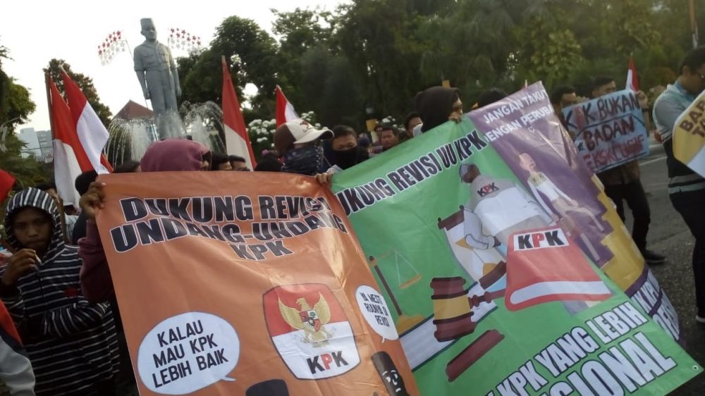 Aksi dukung revisi UU KPK di depan Grahadi Surabaya