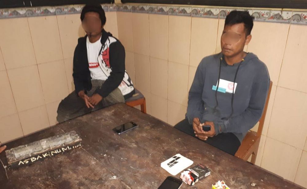 Dua tersangka diamankan Polsek Pademawu dengan bb dua poket sabu