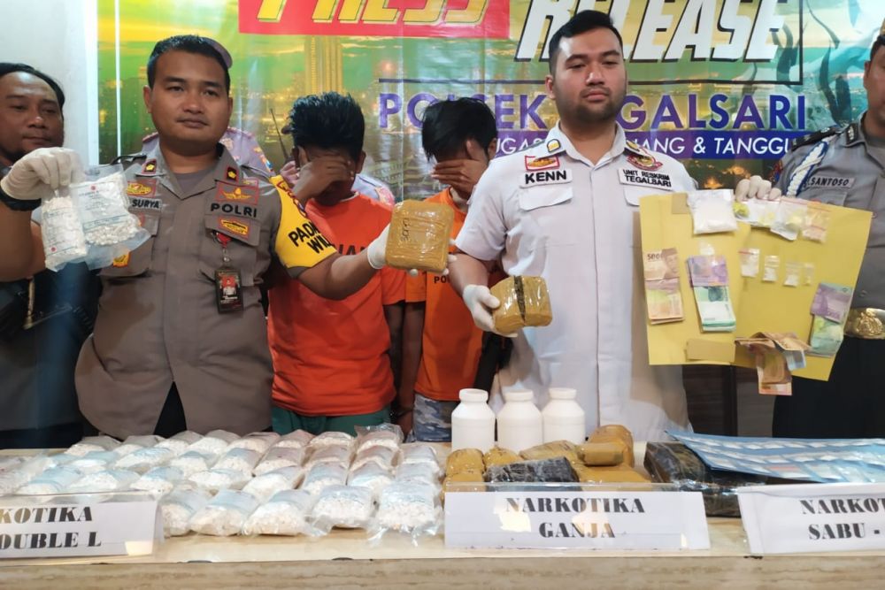 Berbagai jenis narkoba dari 2 pria asal Gresik diamankan Polsek Tegalsari
