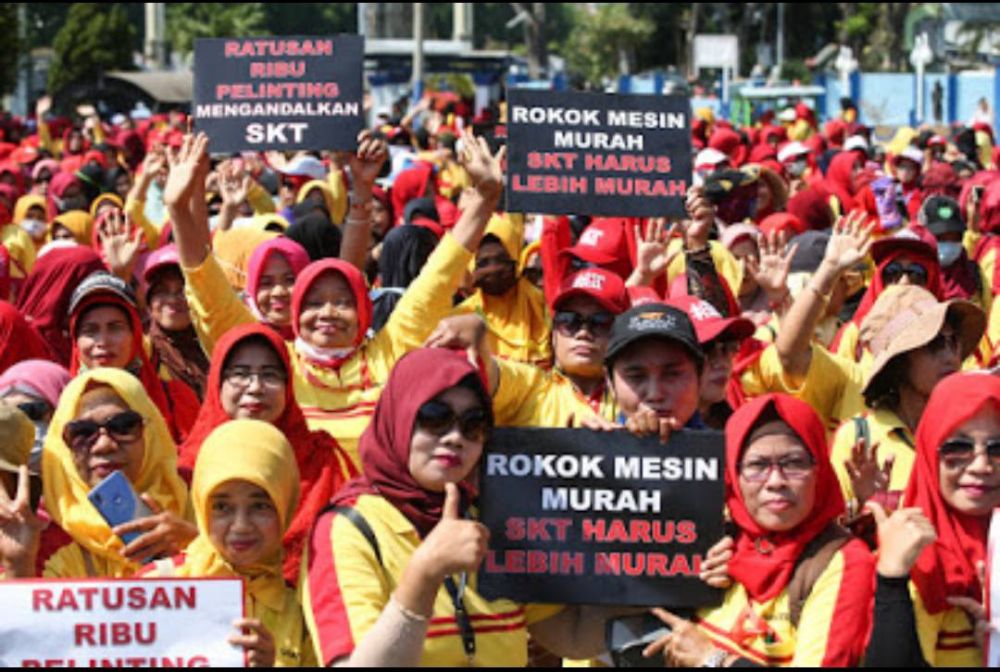 Aksi ibu-ibu pelinting Sigaret Kretek Tangan (SKT) di Surabaya