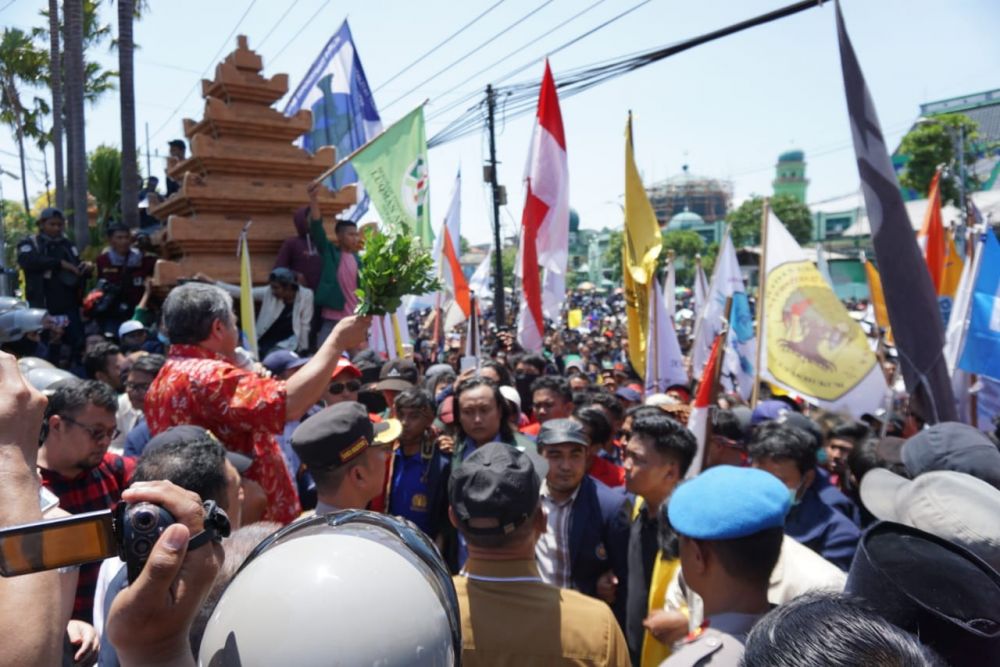 Aksi demo di DPRD Provinsi Jatim/ foto Fajar Mujianto