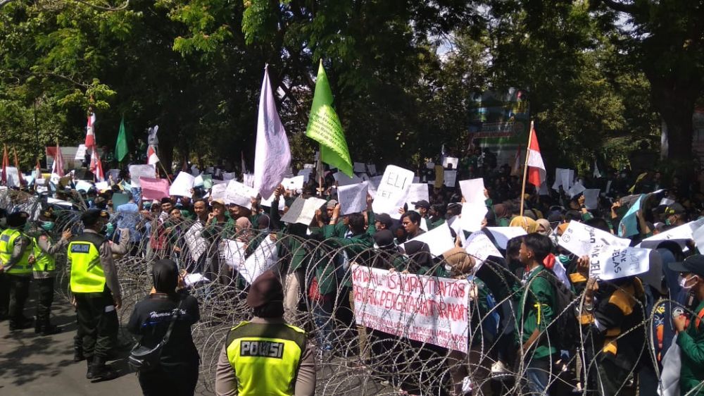 Aksi mahasiswa menggeruduk DPRD Kabupaten Tulungagung