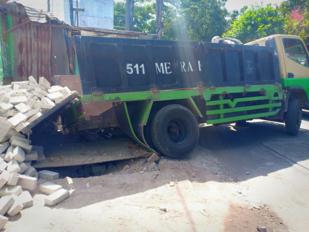 Truk angkut paving terperosok di Bratang Gede, Surabaya