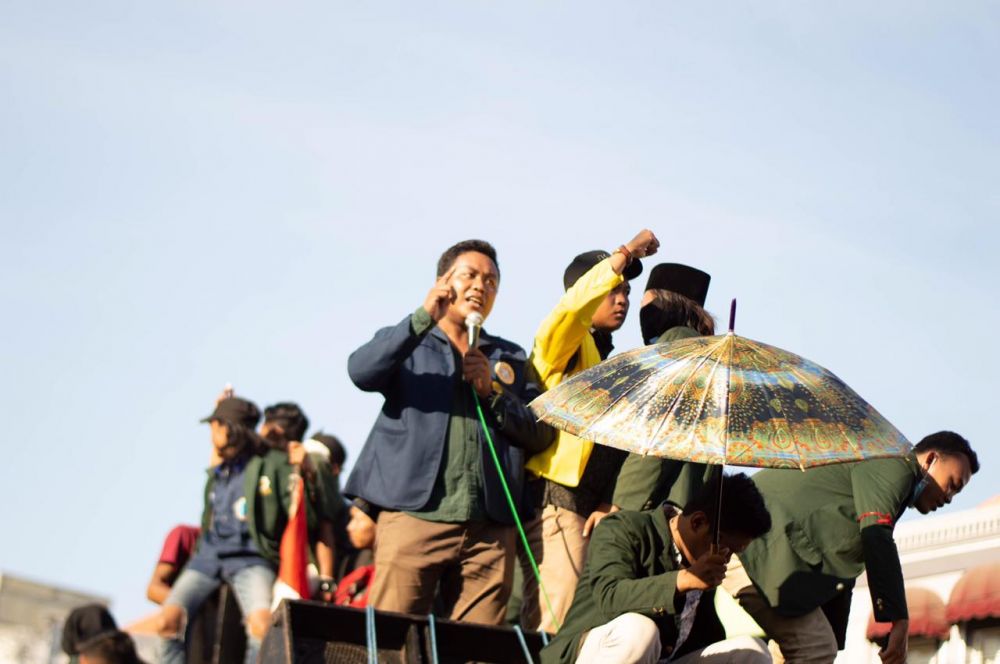 Ketua BEM Unair, Agung Tri Putra saat aksi di DPRD Jatim